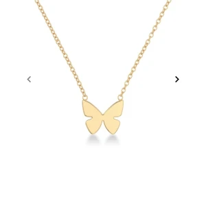 Guldhalsband med fjärilshänge - Ett elegant guldhalsband med ett stilrent fjärilshänge. Perfekt för att lägga till en touch av elegans till din outfit. Kedjan är tunn och smidig, vilket gör den bekväm att bära hela dagen. Passar både till vardags och festliga tillfällen.