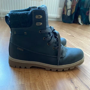 Grå boots från McKinley - Säljer ett par boots som är perfekta till vintern. Skorna är endast använda vid ett fåtal tillfällen & är lite noppriga invändigt och utvändigt!