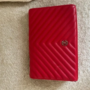 Christian Lacroix - Christian Lacroix väska köpt ifrån Dubai för flera år sedan därav priset, däremot är den i fint skick fortfarande. Säljer för jag inte gillar silver så har ingen användning av den. Nypris 500 dirham (1500kr)