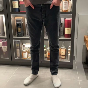 Svarta jeansbyxor - Säljer ett par Jacob cohen jeans i bra skick storlek 34W mitt pris 799kr|ny pris ca 5000kr