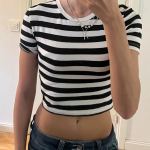 Randing t shirt - I princip oanvänd randig tshirt från zara. Skriv om ni undrar över något. Använd göra ”köp nu”💕