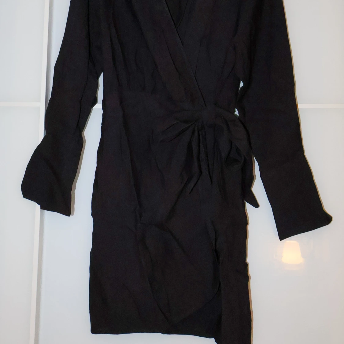 Svart omlottklänning med knytband - 92