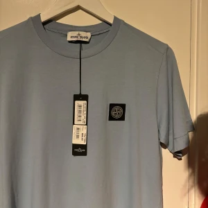 Helt ny t-shirt från Stone Island - Stone island t-shirt. Den är i junior storlek men sitter som storlek small! 
