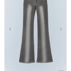 Grå bootcut jeans weekday - Snygga grå bootcut jeans i mycket bra skick. De är från weekday. Helt slutsålda och i färgen duster grey. De har en cool tvättad look och är perfekta för både vardag och fest. Jeansen har en klassisk femficksdesign och en knappgylf. Storlek 24/32. Sista bilden är lånad💞