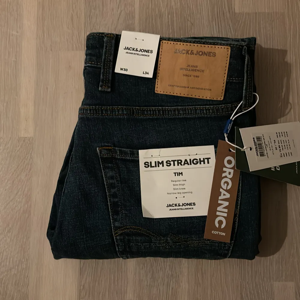 Säljer dessa helt oanvända slim fit Jack and Jones jeans med slitningar då dom inte passade. Storleken är W30 och L34, hör av dig för minsta lilla!🕺. Jeans & Byxor.