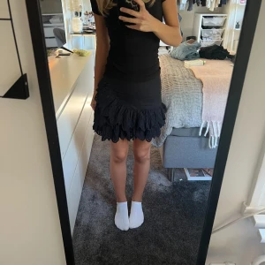 Svart kjol med volanger från Zara - Säljer denna kjol ny med prislapp.💕🤩