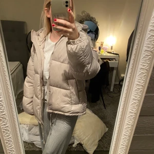 Beige pufferjacka  - Beige pufferjacka ifrån hm💝💝