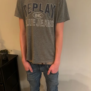 t-shirt från Replay - Säljer en t-shirt från Replay med tryck 'Replay Inc Blue Jeans' . T-shirten är i bra skick och inga defekter.jag säljer för 349 knte hugget i sten.  Den är i storlek S. Hör av vid frågor.🔥