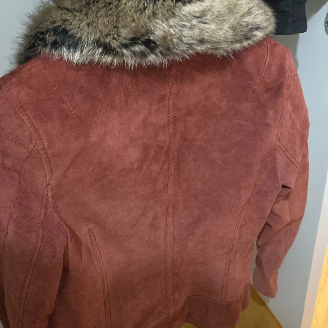 Röd mockajacka med pälskrage från Joeama - 91