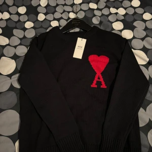 Svart Ami Paris tröja  - Säljer min svarta Ami Paris tröja då den är för liten för mig och inte passar. Tröjan är i storlek M men kan även passa S. Tröjan är i helt ny skick har bara testat och inte använt den. 