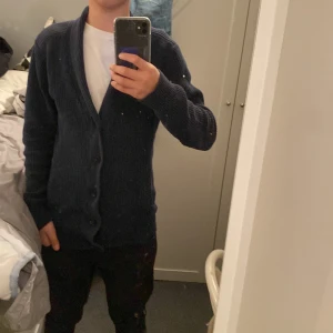Cardigan  - En super snygg cardigan från clockhouse. Strl S och är lite stor på mig och jag själv är 162. Är som ny nästan aldrig använd. Nypris 899kr mitt pris är 299kr