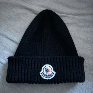  Moncler Mössa - Säljer denna feta Moncler mössan | Cond: 9/10 | Pris: 499 | Hör av er vid fler frågor 🙌