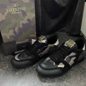 Valentino Garavani rockrunners - Säljer ett par snygga Valentino Garavani rockrunners! Skicket är 8/10 och allt og medföljer förutom dustbag. Hör av er vid frågor eller intresse! 