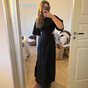 Svart långklänning med öppen rygg - Super fin klänning från asos i storlek S. Öppen rygg, sluts på sidan