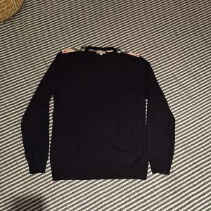 Jävligt snygg Burberry crew neck i ny skick som har ett värde på ca 10 000kr men säljer för 1999kr, pris kan diskuteras vid snabb affär