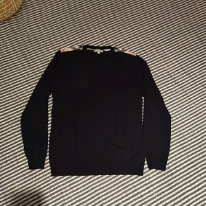 Svart Burberry crew neck  - Jävligt snygg Burberry crew neck i ny skick som har ett värde på ca 10 000kr men säljer för 1999kr, pris kan diskuteras vid snabb affär