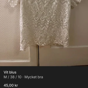 Vit spetsblus - Säljer en superfin vit spetsblus i mycket bra skick. Perfekt för både vardag och fest! Blusen har ett vackert spetsmönster och trekvartsärmar som ger en elegant touch. Passar perfekt till jeans eller kjol för en chic look.