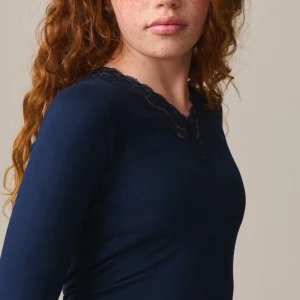 Mörkblå långärmad topp med spetsdetalj - Säljer två sådanna tröjor som visas på bilden, jag har köpt de på ginatricot men båda är för små, de är i storlekarna 146-152 och 134-140. 