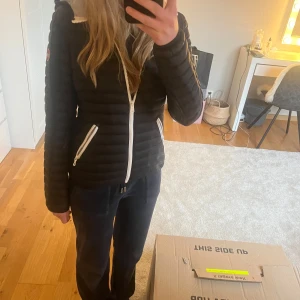 Colmar jacka - jättesnygg och perfekt för hösten! Jättefint skick💕står storlek 36 i men är som en xs