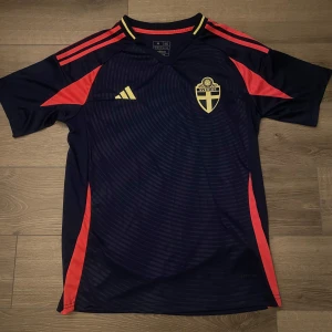 Sverige Fotbollströja 2024 - Sverige Fotbollströja 2024 (OBS replika ej äkta matchtröja) Helt oanvänd
