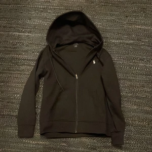 Ralph lauren hoodie - Säljer denna snygga Ralph lauren hoodie som passar bra nu till vintern! Storlek S-M. Skick 9/10 flawless! Kan gå ner i pris vid snabb affär. Hör av dig vid minsta fundering!