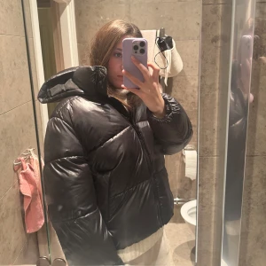 Svart pufferjacka - Säljer en svart pufferjacka i mycket bra skick. Så fin 🥹🥹🥹