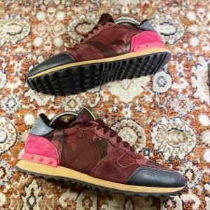 Valentino Rockrunners  - Hej! Säljer nu mina skor från märket Valentino , storlek 42.5 , bra skick sulorna inuti saknas, tveka inte på att höra av dig om du har frågor eller funderingar kring skorna!