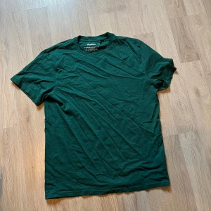 Grön t-shirt - Grön tshirt från Weekday storlek M 