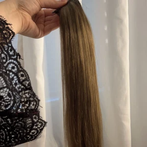 Äkta tejp löshår från Rapunzel of Sweden  - Säljer Äkta tejp löshår från Rapunzel of Sweden, använd en gång i ungefär 3 veckor. Satt otroligt bra och kvaliten på håret är otroligt bra! Håret är ej slitet eller tovigt, köptes för 2000kr. Ny tejp behövs då jag använt det i mitt eget hår💗