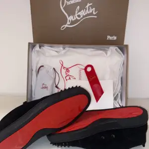 Säljer ett par svarta sneakers från Christian Louboutin i nyskick. Skorna har en cool design med nitar och den ikoniska röda sulan. Perfekta för att ge din outfit en edgy touch. Kommer med originalförpackning och tillbehör. Säljer dom på grund av att dom passar inte min stil pris kan diskuteras för snabb affär.