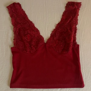 Röd spets topp🪭 - Jätte snygg röd spelstopp i storlek XS!💕 Den är i väldigt bra skick🫶🏻