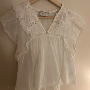 Neo Noir blus - Säljer denna blus som är super fin! Storleken är 40 men passar bra på storlekar som 34. Lite skrynklig och smink fläck vid kragen som knappast syns. Köpte för 599kr. Tryck gärna på köp nu och skriv till mig angående frågor!💓