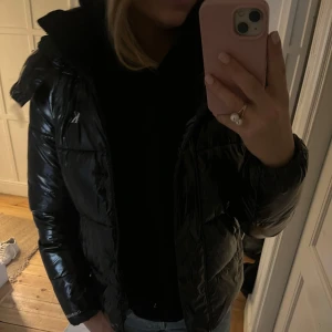 Calvin Klein jacka - Supersnygg jacka från Calvin Klein, använd två säsonger men fortfarande i bra skick!💕💕