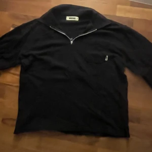 Woodbird långärmadtröja  - Säljer den här tröjan från woodbird för jag inte använder den den är använd 1 gång och är 10/10 i skick ny pris 1200kr. Mvh Hugo 