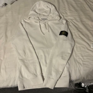 Stone island hoodie  - Tjena, Säljer denna vita Stone Island hoodien i storlek M som är i väldigt bra skick. Inga byten. Kom Dm för frågor😁