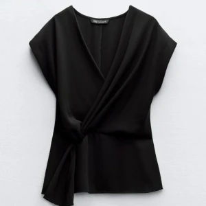 Zara blus - Hejj jag säljer denna jättefina blusen från zara! Den är perfekt till hösten eller sommaren och jag säljer den eftersom den inte har någon användning! 💕💕💕