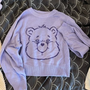 Kofta - En lila kofta med gulligt motiv, använd några få gånger men har inga fel