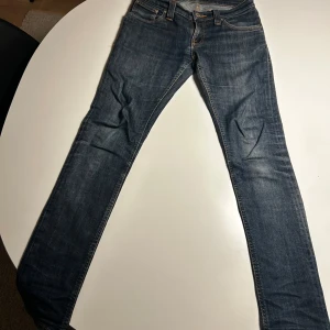 Nudie jeans  - Säljer nu dessa tvär feta nudie jeans! Skicket på jeansen skulle ja säga är 8,5/ 10! Hör av er av fundering eller prisförslag!