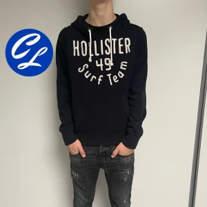 Hollister Hoodie  - Hollister Hoodie | Skick: 8/10 | Strl S | Pris - 299 |Fraktar via Postnord eller Instabox på köparens bekostnad | Hör av dig vid minsta fråga eller fundering!