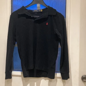 Långärmad piké  - Långärmad piké från rahlp lauren . Sparsamt använd . Slim fit