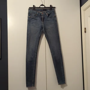 Tiger jeans dam - Tiger jeans slight, Aura, 29/32. Använda men i gott skick.   Passform: Skinny fit – sitter tight ned till anklarna. Den här passformen har en smalare öppning över anklarna än slim fit.