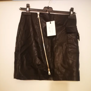 Linn Ahlborg x Rebecca Stella - Skinn kjol av Linn Ahlborg i samarbete med Rebecca Stella. Aldrig använd utan den har endast dammat i garderoben 