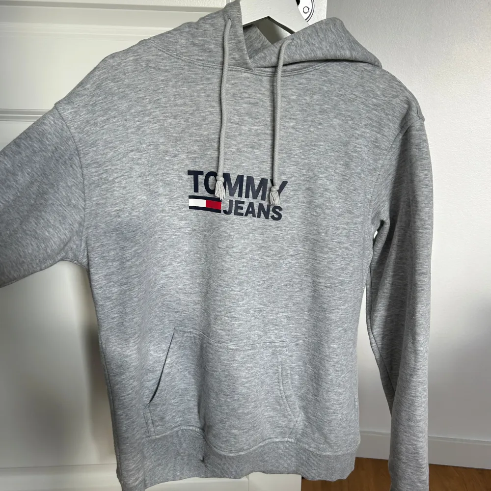 Fin mellangrå hoodie från Hilfiger, använd enbart ett fåtal gånger, nyskick Strl S Pris 370. Hoodies.