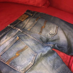 Nudie jeans - Kan diskutera priset, mötas upp och byta.   Nudie Jeans i 33/34. Sitter ungefär som 32/32-33 men dom passar absolut större då dom är stretchiga. Relativt slim men inte för. 
