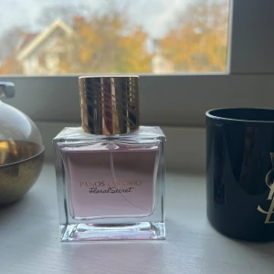 Panos Emporia parfym - Säljer denna Panos Emporia i doft Floral secret parfymen som knappt är använd💕 nypris 475kr och slutsåld