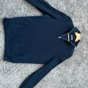 Zara Zip Stickad Tröja - Nästan inte använd. Stickad. Fin passform. Fint skick. Storlek M (Passar som S också)