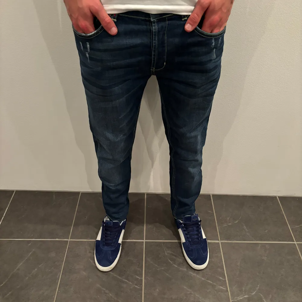 Dondup Jeans George! Trendigaste jeansen på marknaden.  Skick= 9,5/10 Ny pris= 4000 kr Säljs för= 999 kr Modellen är destroyed från fabrik vilket är sjukt populärt . Jeans & Byxor.