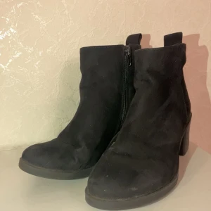 Boots med klack - Boots med medelhög klack som använts två gånger, tecken på användning då de stått i källaren men de går att få bort. 