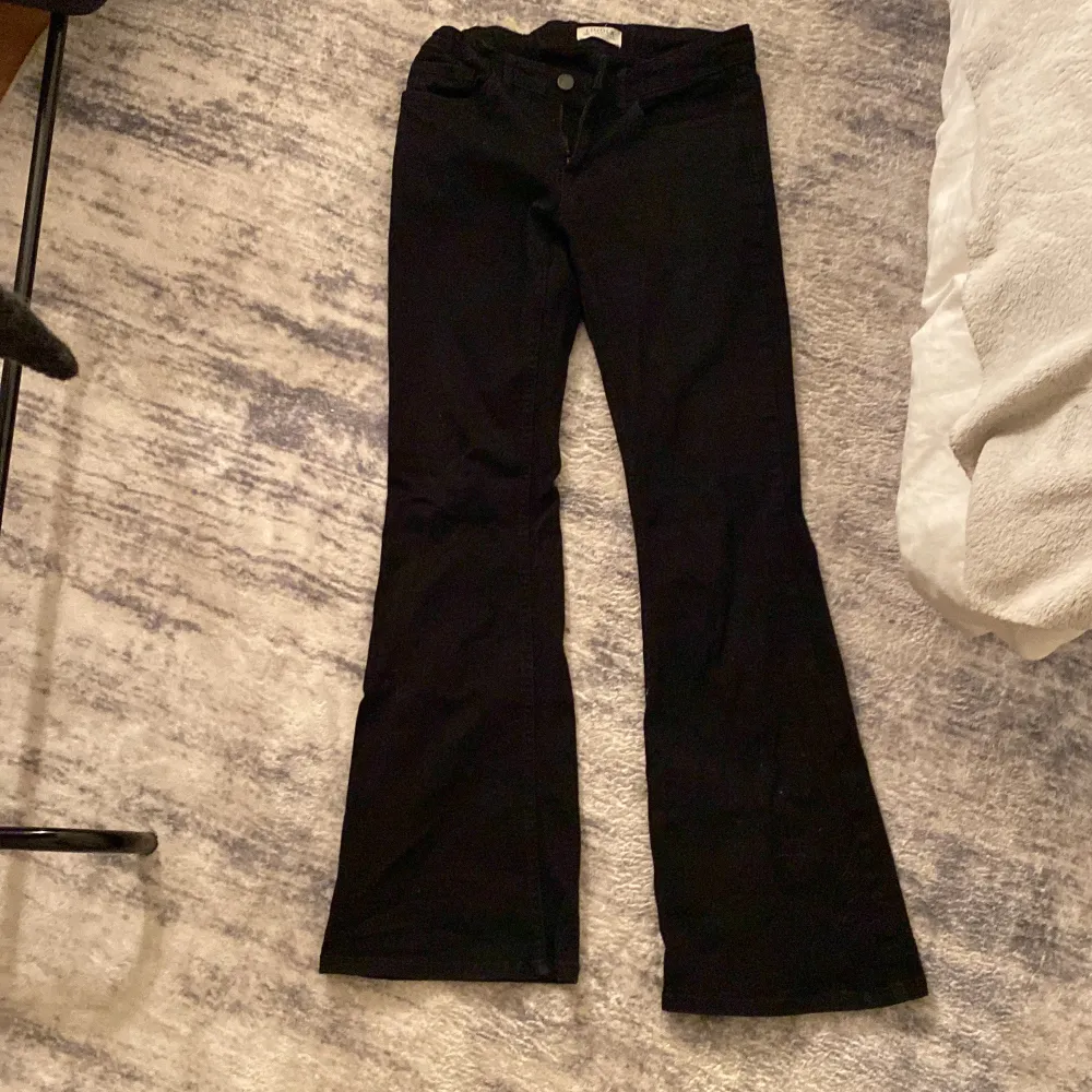 Fina svarta jeans passar till vita tröjor speciellt annars vad som helst, jätte snygg nu t vinern. Jeans & Byxor.