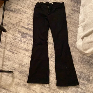 Svarta jeans - Fina svarta jeans passar till vita tröjor speciellt annars vad som helst, jätte snygg nu t vinern